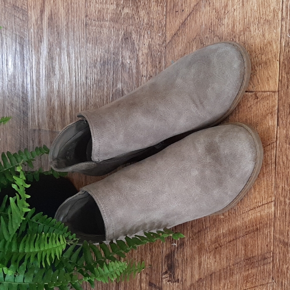 Fergie heeled dress shoes. Size US 9. Taupe - Picture 3 of 4